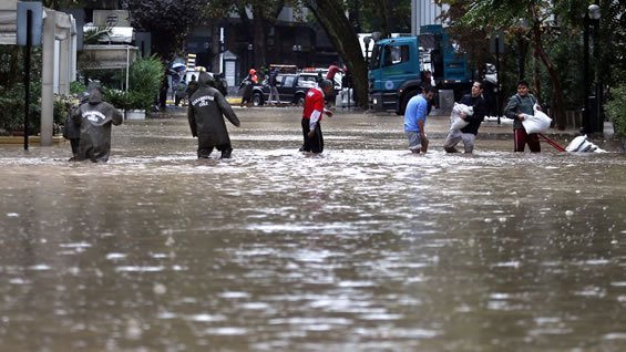 Más de 1,4 millones de hogares sin agua en Chile debido a las fuertes lluvias