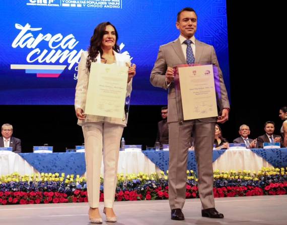 La vicepresidenta Verónica Abad, junto al presidente Daniel Noboa, en la entrega de credenciales.