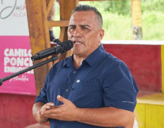 Imagen de archivo de José Sánchez, alcalde de Camilo Ponce Enríquez, durante un evento.