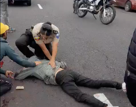 Momento en el que una policía asiste a un herido.