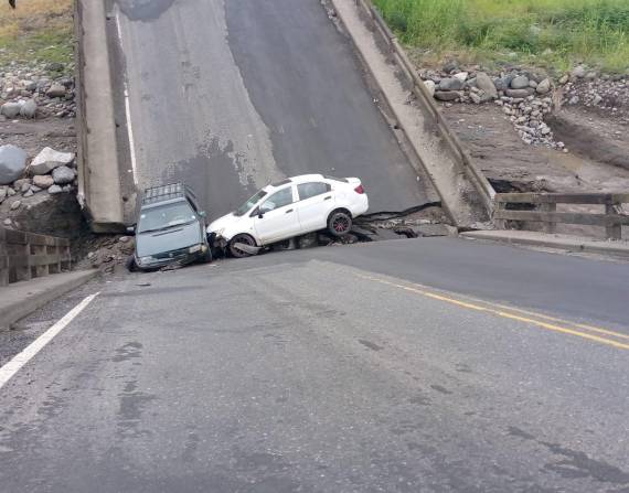 Dos vehículos atrapados por el colapso de un puente.