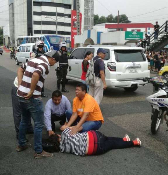 Mujer conmociona a ciudadanía tras caer de paso peatonal en Guayaquil