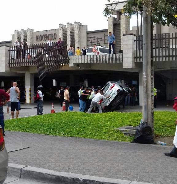 Tres heridos dejó desplome de vehículo en centro comercial de la vía a Samborondón