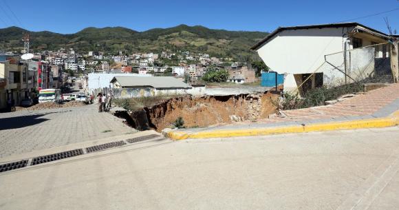 Familias afectadas por colapso de túnel en cantón Calvas recibirán $2.5 millones en indemnización