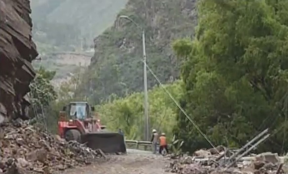 La vía que une los cantones de Paute y Gualaceo fue bloqueada por rocas