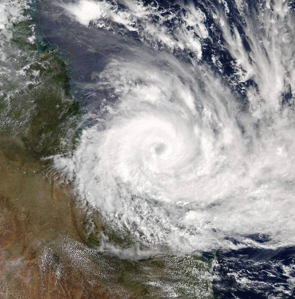 Potente ciclón Debbie alcanza la costa australiana