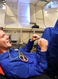 Para entrenar, los astronautas tienen que girar en una centrifugadora gigante.