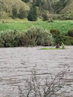 Imagen del hombre atrapado en el río del cantón Penipe.