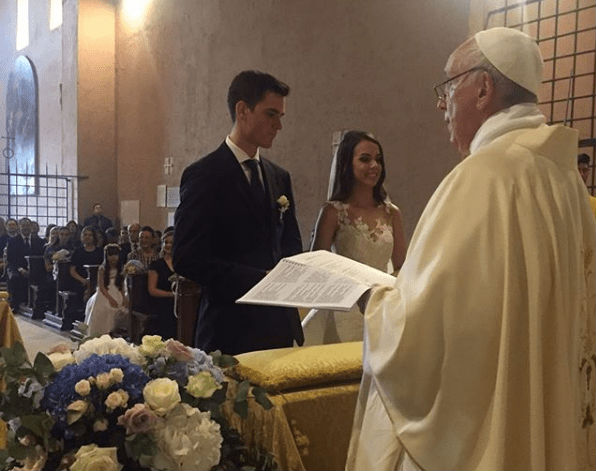 El Papa llega de sorpresa a una boda y casa a los novios