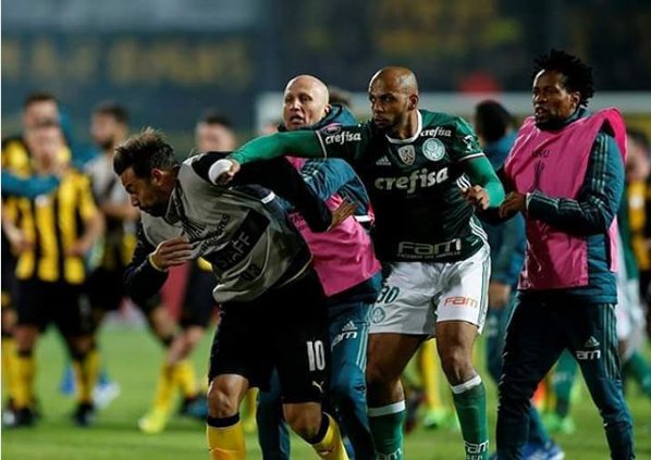 Palmeiras remonta a Peñarol y juego termina en incidentes