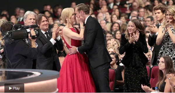 El beso en la boca de Nicole Kidman a Alexander Skarsgård en los Emmy 2017