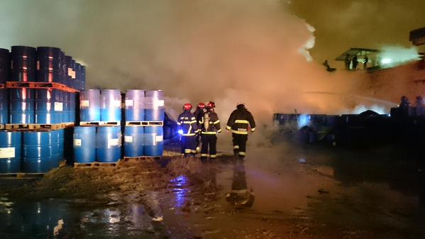 Una fábrica de químicos se incendió en la vía Daule