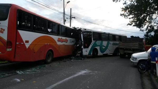 Accidente entre dos buses se registró en Chordeleg