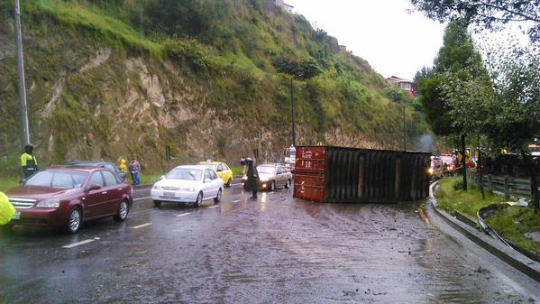 Tráiler se accidenta en la Av Simón Bolívar, al sur de Quito