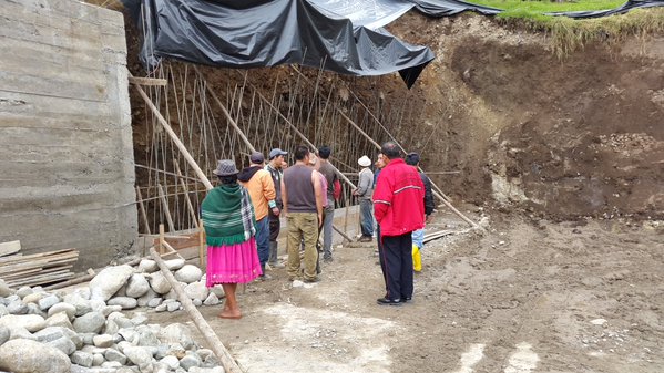 Dos fallecidos al derrumbarse un muro en construcción en Azuay