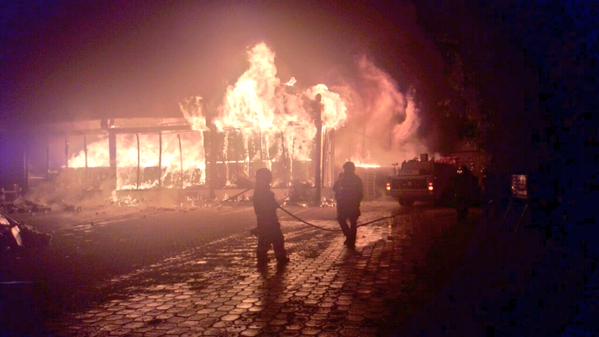 100 bomberos intentan controlar incendio en fábrica de Kimberly Clark, en Quito