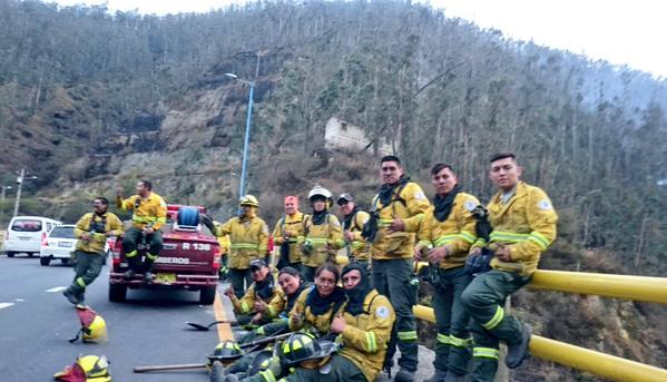 Tres bomberos heridos por combatir incendio en Quito