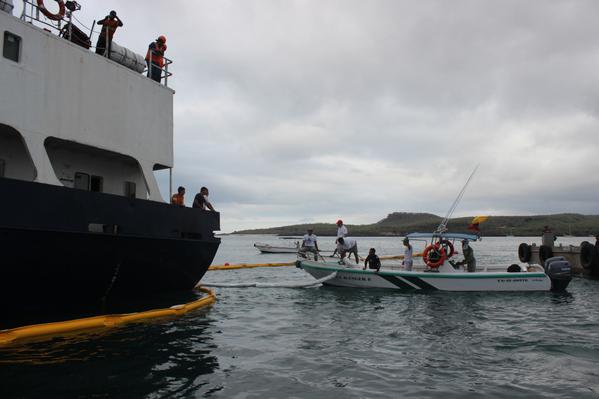 Avanzan tareas de contingencia en Galápagos por buque encallado