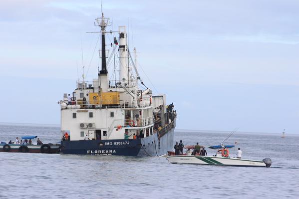 Armada intenta evitar que buque encallado contamine Galápagos