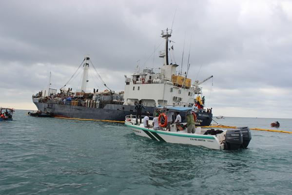 Avanzan tareas de contingencia en Galápagos por buque encallado