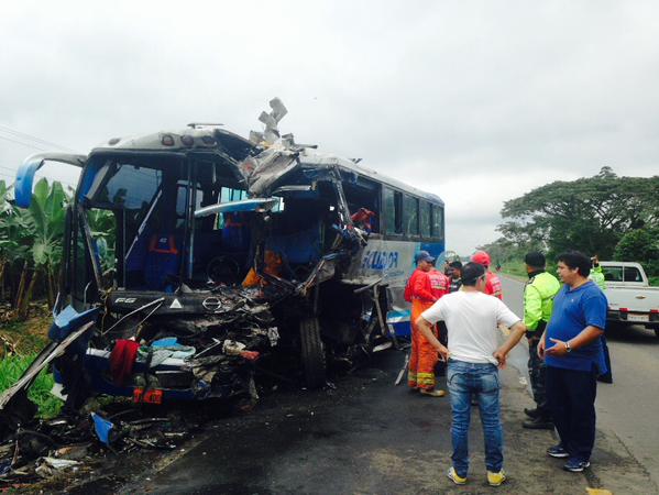 5 personas fallecen en un accidente entre dos buses en la vía El Triunfo - Bucay