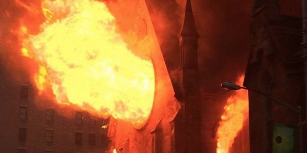 Intenso incendio en iglesia histórica de Nueva York