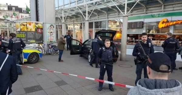 Un auto que arremete contra peatones en Alemania deja un muerto y dos heridos