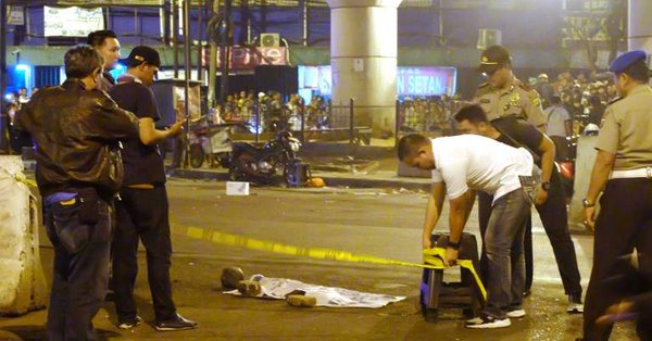 Dos explosiones en terminal de autobús de Yakarta causan víctimas