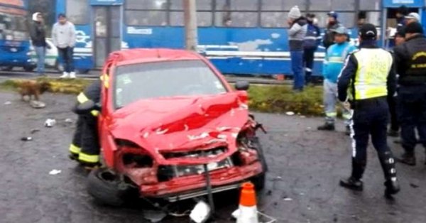 Quito: Accidente de tránsito en Av. Simón Bolívar deja dos fallecidos y dos heridos