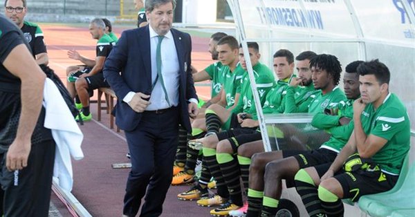 Presidente del Sporting es suspendido por escupir a rival