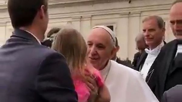 Una niña conoció al papa Francisco y lo sorprendió &#039;robándole&#039; algo sagrado