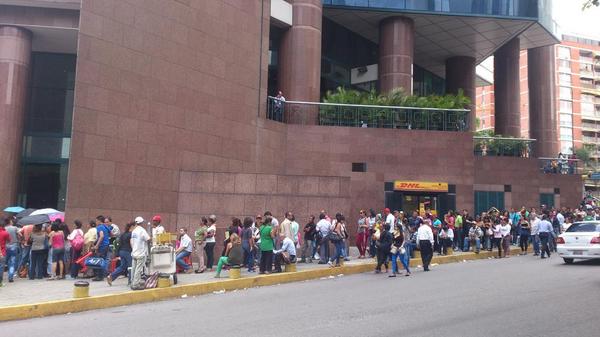 Ecuatorianos buscan boletos hacia el país desde Venezuela