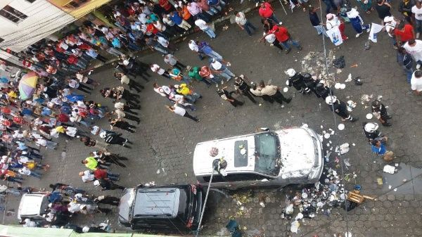 Ciudadanos arrojan basura a vehículo en el que se moviliza expresidente Correa