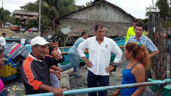 Correa realiza en Esmeraldas y Manabí recorrido de zonas afectadas por terremoto