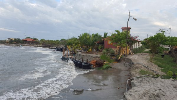 Fuerte oleaje afecta varias zonas de Manabí y El Oro