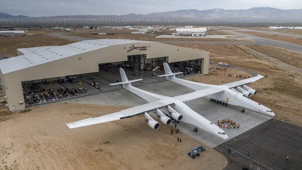 Gigantesco avión jamás construido sale de hangar en Estados Unidos para pruebas