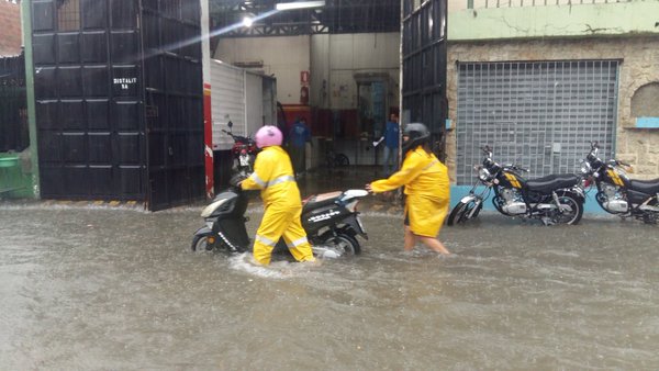 Lluvia de más de 8 horas dejó varias calles anegadas en Guayaquil