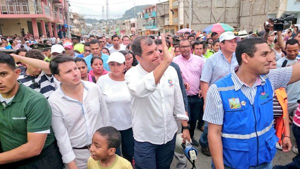 Correa recorre zonas afectadas por terremoto y sus réplicas en Esmeraldas