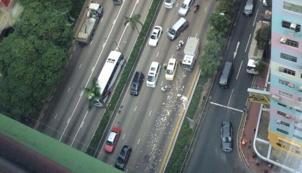 Locura en Hong Kong cuando un transportista de caudales deja caer 2 millones al suelo