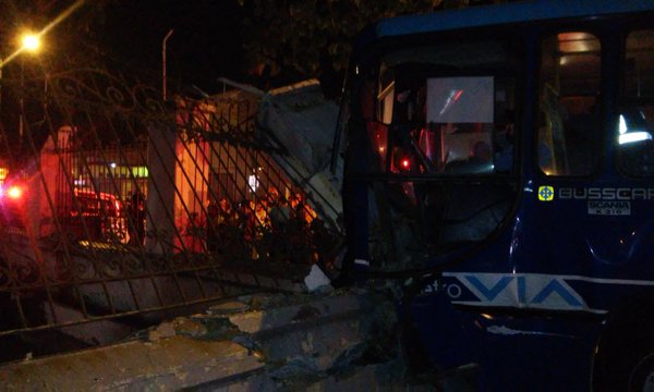 12 heridos tras accidente de un bus de Metrovía contra vivienda