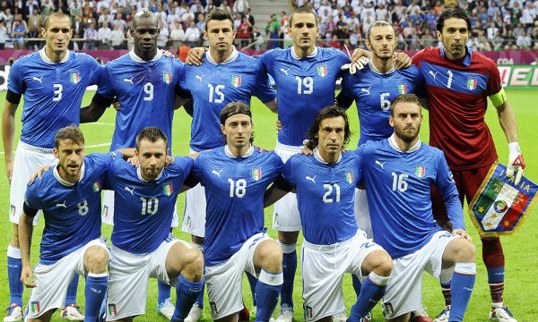 Un rayo alcanza el avión de la selección italiana