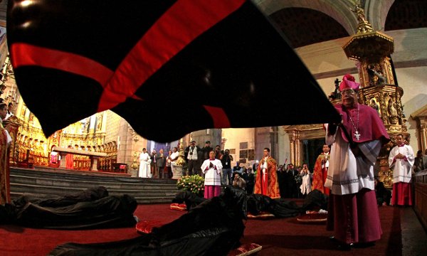 Se celebró el ritual del &quot;arrastre de caudas&quot; en Quito