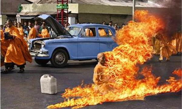 Monje tibetano se prende fuego y eleva a 114 las inmolaciones desde 2009