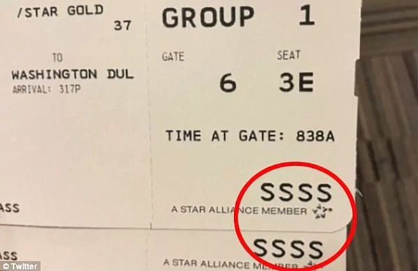 El misterioso código que nunca querrás ver en tu boleto de avión
