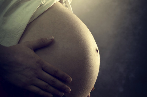Condenan a una mujer a 100 años por arrancar un bebé del vientre de la madre