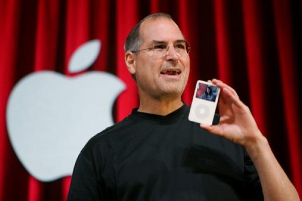Un demacrado Steve Jobs defendió su iPod luego de la muerte