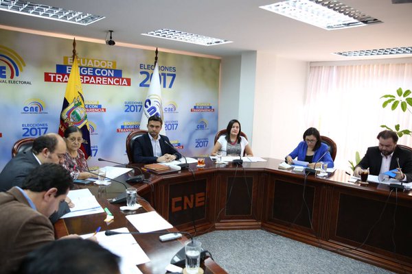 CNE archiva proceso de consulta popular sobre alza de pasaje en Guayaquil