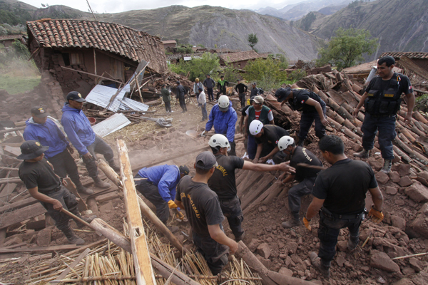 Al menos 11 muertos y 41 heridos al caer camión de un puente en Perú