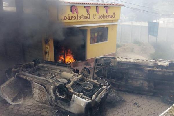Multitud enfurecida quema a un alcalde guatemalteco acusado de ataque político