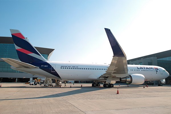 Casi 2.000 vuelos reprogramados en extensa huelga de LATAM